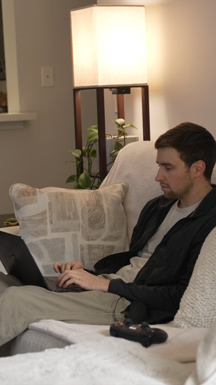 A man talking about investing in bitcoin and withdrawing money earned with Heatbit device